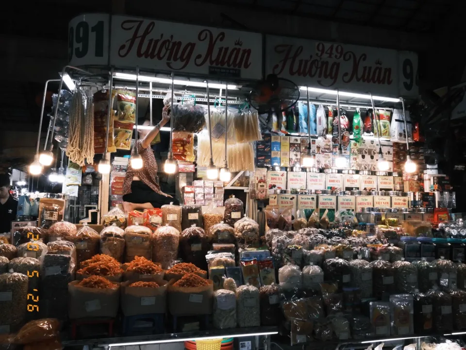 Khách ngồi trò chuyện