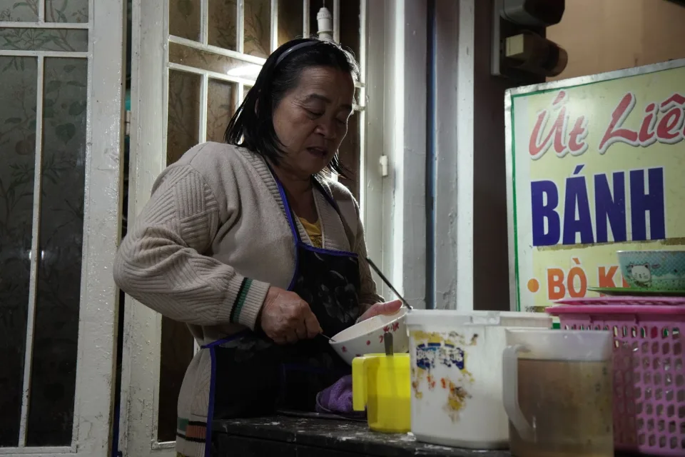 Kệ bánh và hũ cà phê rang