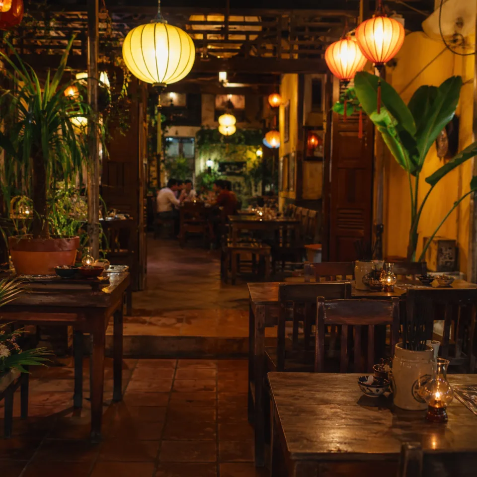 Bàn gỗ cạnh cửa sổ
